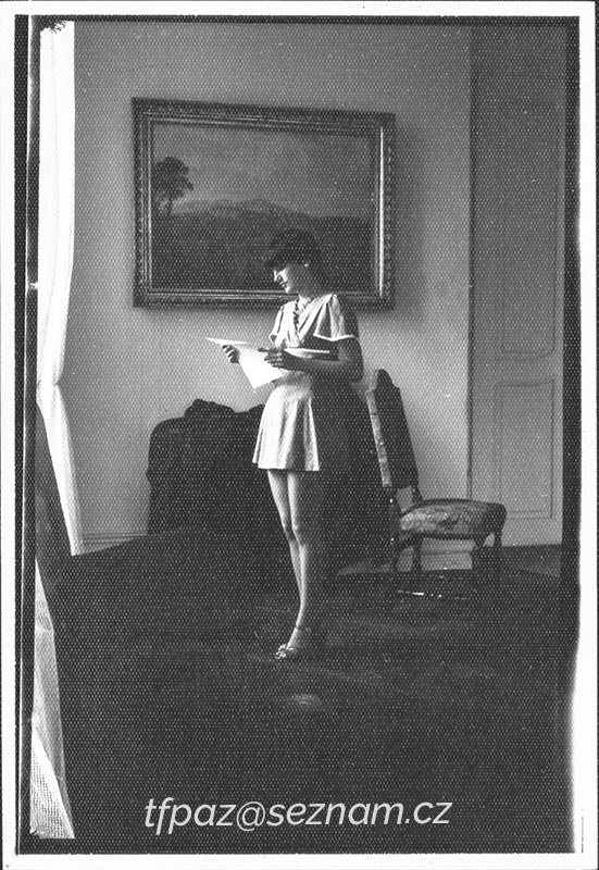 dívka čtoucí dopis